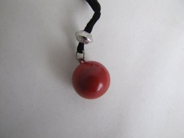 Imagen de Llamador de ángeles en zamak esmaltado Rojo. 30 mm. con cordón para colgar de antelina
