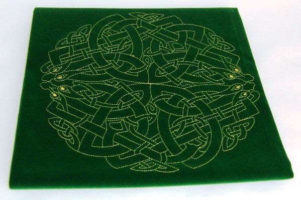 Picture of VELVET EMBROIDERY MATS CELTIC 80X80 CMS LABYRINTH