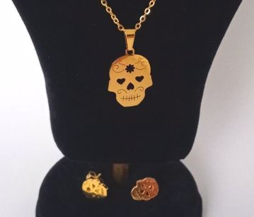 Imagen de CONJUNTO CADENA, COLGANTE Y PENDIENTES SANTA MUERTE