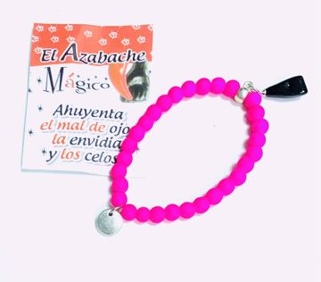 Imagen de Pulsera mano higa negra. Bolas de caucho rosa fucsia. Puño cerrado.