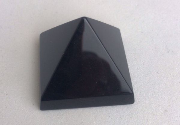 Imagen de PIEDRA NATURAL PIRÁMIDE ONIX