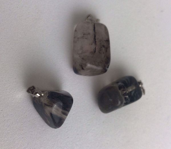 Imagen de Colgante piedra natural canto rodado cuarzo cristal con turmalina