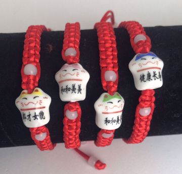 Imagen de Pulsera extensible Gato de la Suerte (Maneki neko) de hilo rojo trenzada