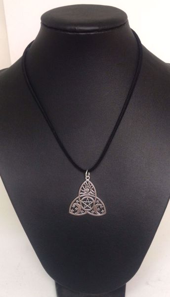 Imagen de Collar talismán Triqueta pentagrama y lunas en zamak