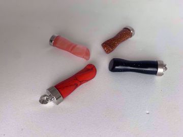 Imagen de AMULETO ZAMAK HIGA PUÑO CERRADO  CUARZO CEREZA 35 MM